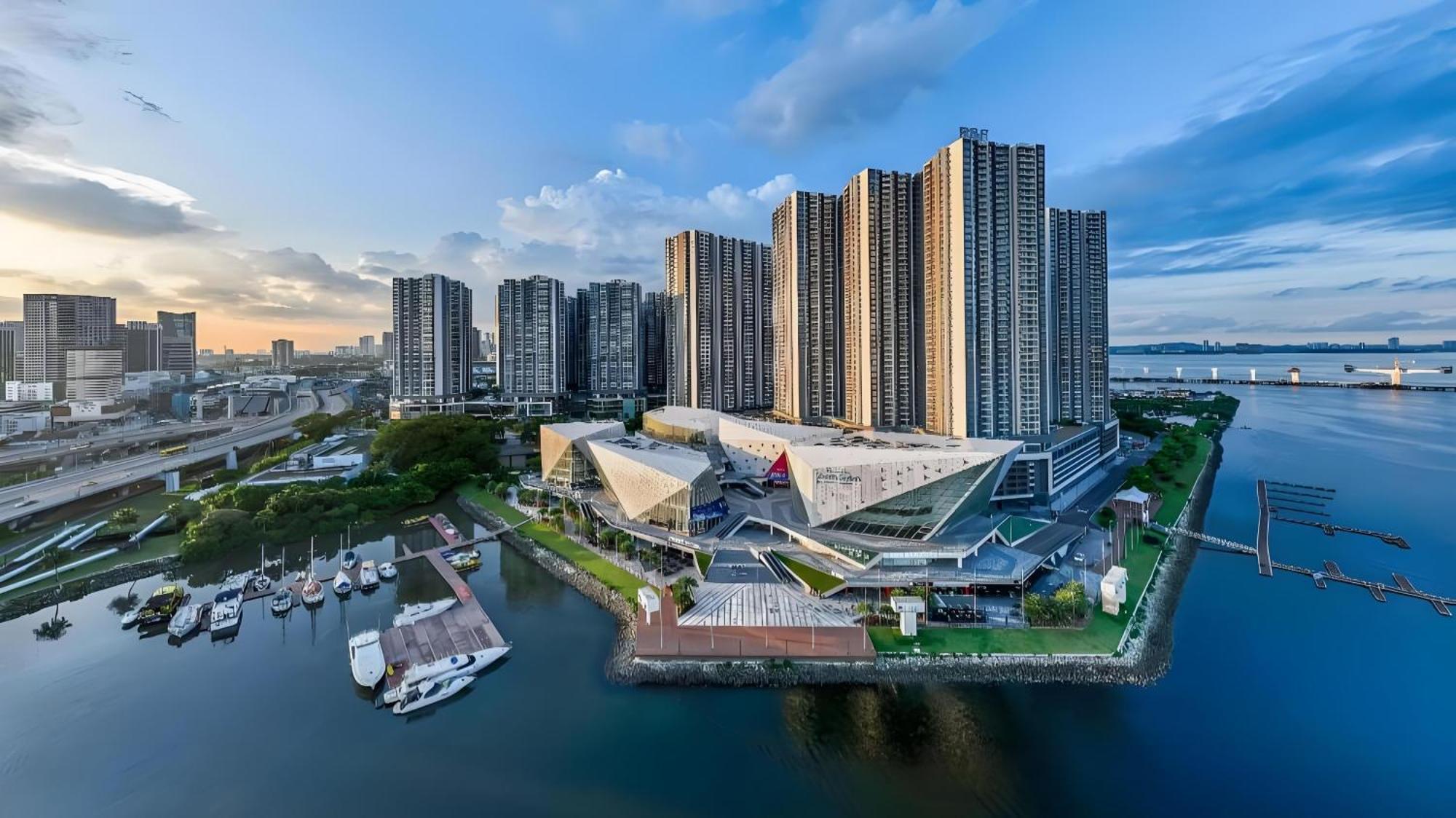 R&f Princess Cove Seine Region By Fuju With Seaview At Jb Centre#adjacent To Singapore#5 Mins Walk To Clq#self Check-in#free Parking Johor Bahru